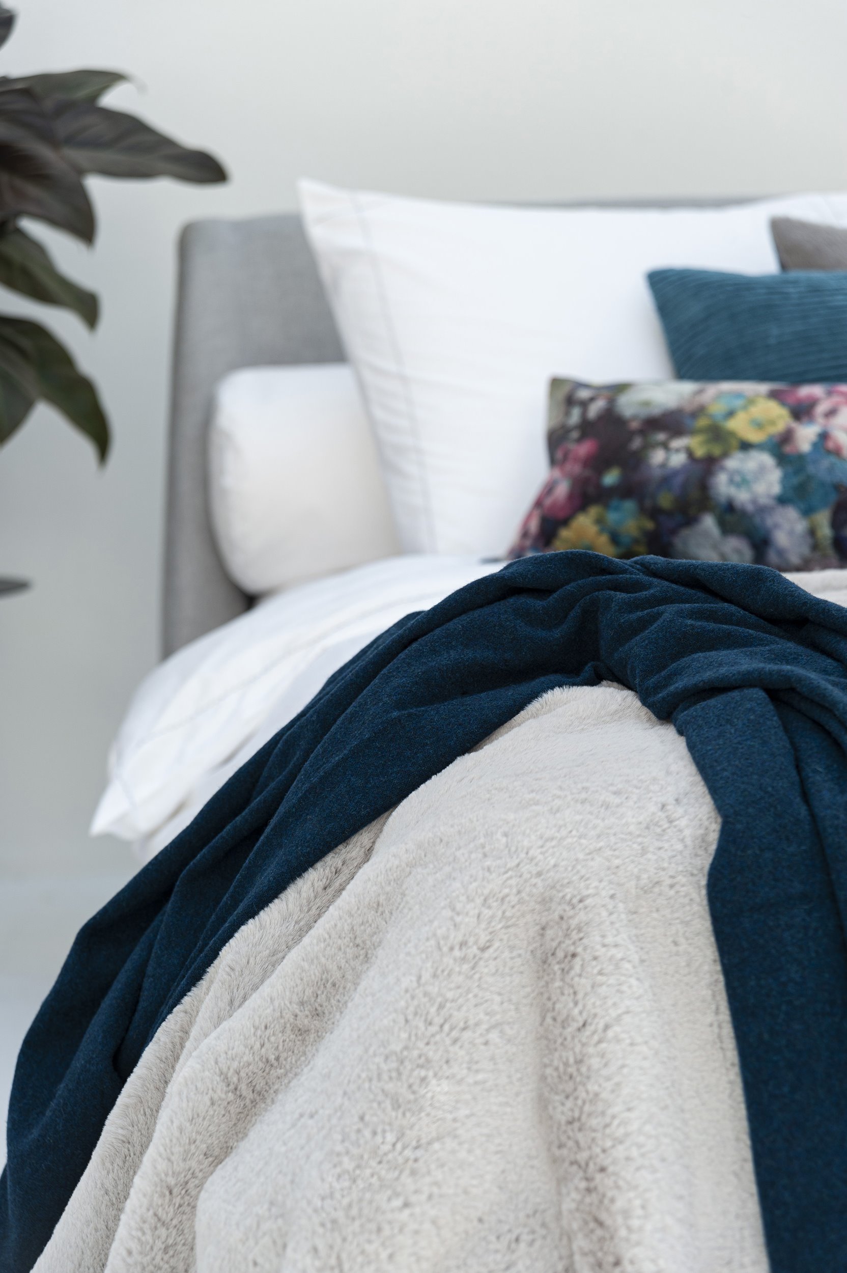 MrsMe Wonderlust setting Oasis close LR